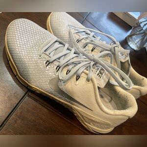 Women's Nike Metcon 4 Training Shoes Sneakers Size 9 Blue and White